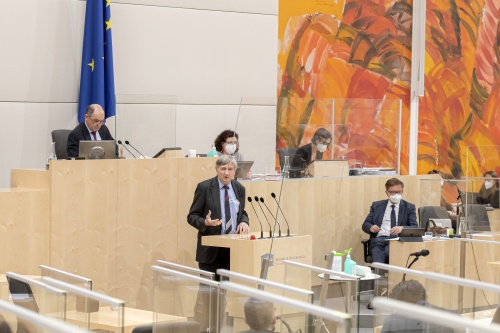 Am Rednerpult: Nationalratsabgeordneter Josef Smolle (ÖVP) am Wort