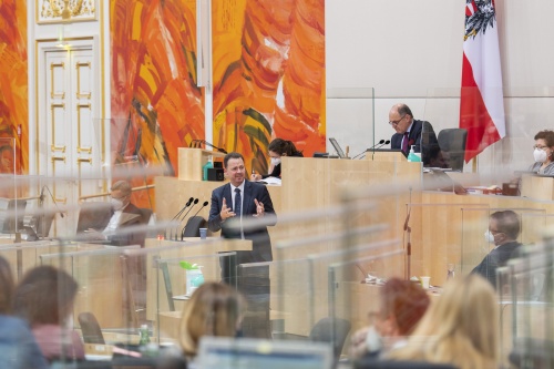 Am Rednerpult: Nationalratsabgeordneter Gerhard Kaniak (FPÖ) am Wort