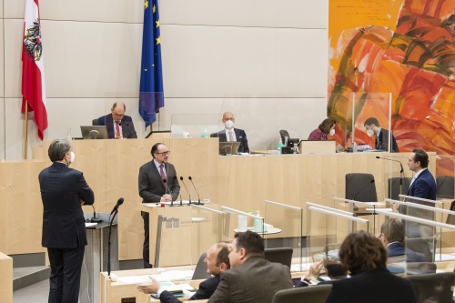 Am Rednerpult: Außenminister Alexander Schallenberg. Am Präsidium: Nationalratspräsident Wolfgang Sobotka (ÖVP)