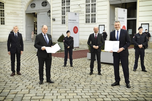Von links: Parlamentsdirektor Harald Dossi, Nationalratspräsident Wolfgang Sobotka (ÖVP), Generaldirektor für die öffentliche Sicherheit  Franz Ruf, Innenminister Karl Nehammer (ÖVP)