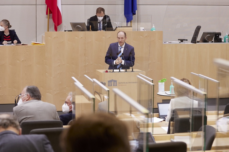 Am Rednerpult Bundesrat Karl-Arthur Arlamovsky (NEOS)