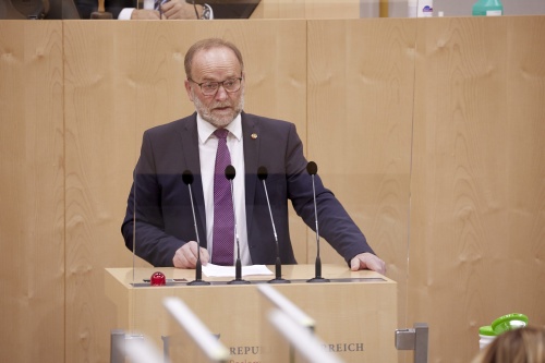 Am Rednerpult Bundesrat Silvester Gfrerer (ÖVP)