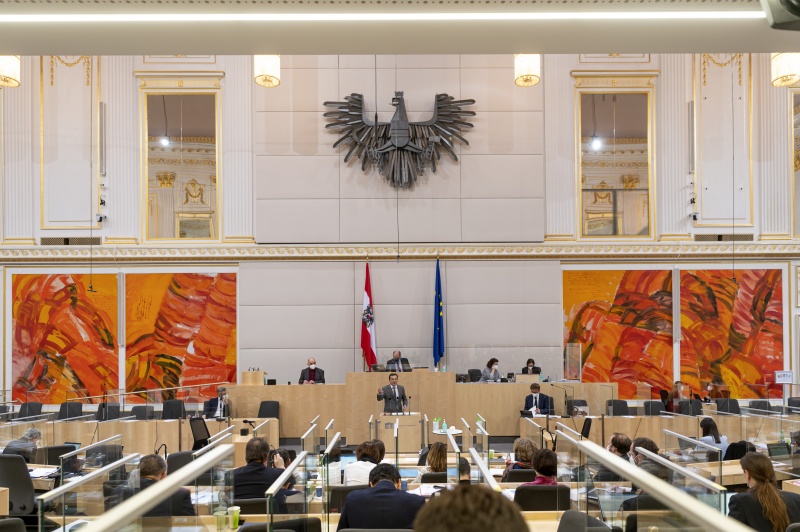 Nationalratsabgeordneter Gerald Loacker (NEOS) bei der Begründung der Dringlichen Anfrage am Rednerpult