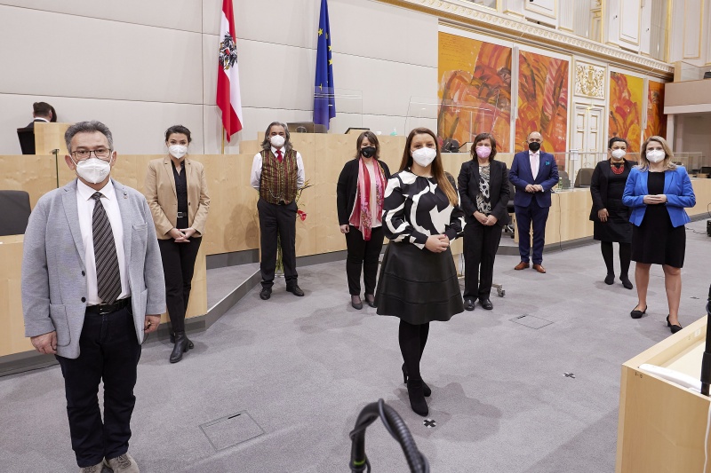 Von rechts: Integrationsministerin Susanne Raab (ÖVP), Usnija Buligovic THARA Arbeitsmarktprojekt, Nationalratspräsident Wolfgang Sobotka (ÖVP), Ursula Till-Tentschert EU-Grundrechteagentur, Leiterin der Romapastoral der Diözese Eisenstadt Manuela Horvath, Sabine Schweitzer Zeithistorikerin, Ferry Janoska, Katharina Graf-Janoska ORF Burgenland, Vorsitzender des Volksgruppenbeirats der Roma Emmerich Gärtner-Horvath