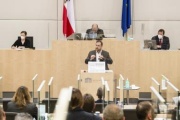 Am Rednerpult: Nationalratsabgeordneter Christian Hafenecker (FPÖ) bei der Begründung der Dringlichen Anfrage