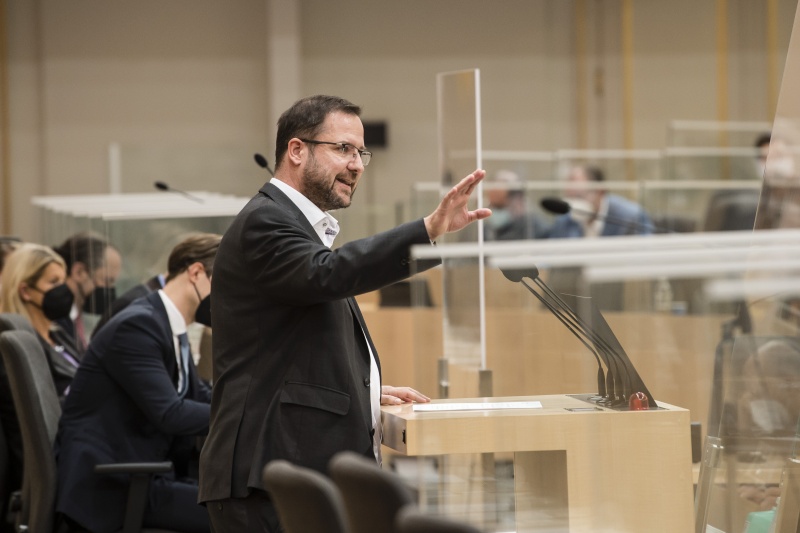 Am Rednerpult: Nationalratsabgeordneter Christian Hafenecker (FPÖ) bei der Begründung der Dringlichen Anfrage