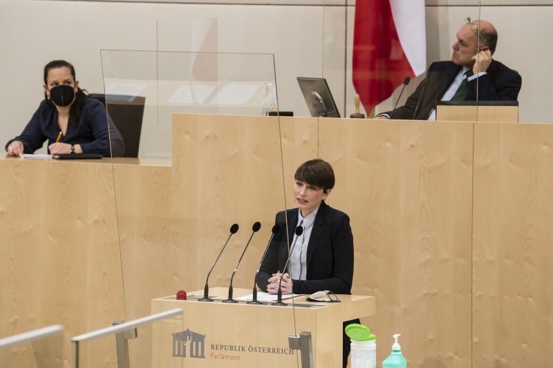 Am Rednerpult: Klubobfra Sigrid Maurer (GRÜNE)