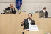 Am Rednerpult: Nationalratsabgeordneter Christian Hafenecker (FPÖ)