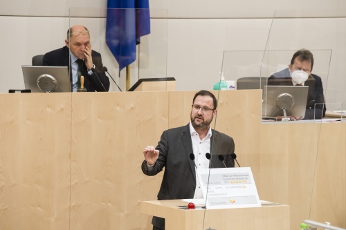 Am Rednerpult: Nationalratsabgeordneter Christian Hafenecker (FPÖ)