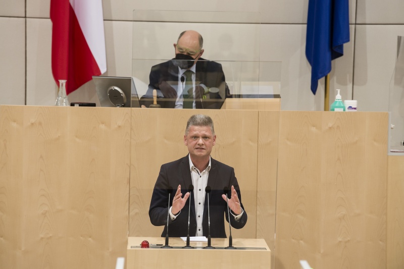 Am Rednerpult: Nationalratsabgeordneter Andreas Hanger (ÖVP)