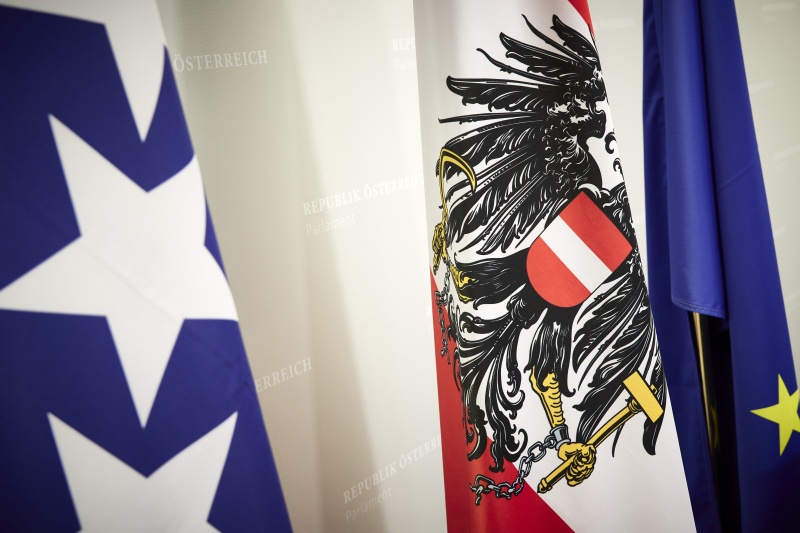 Flaggen von rechts: EU, Österreich, Bosnien und Herzegowina