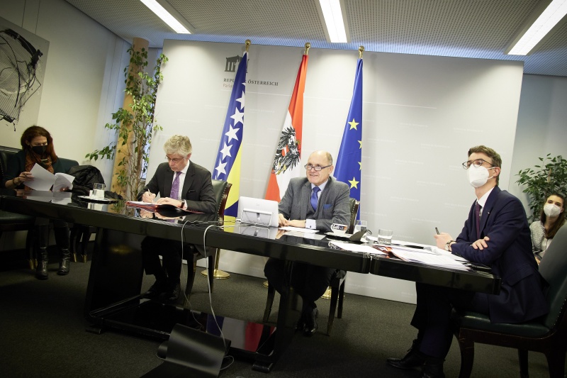 Von rechts: Nationalratspräsident Wolfgang Sobotka (ÖVP), Parlamentsdirektor Harald Dossi