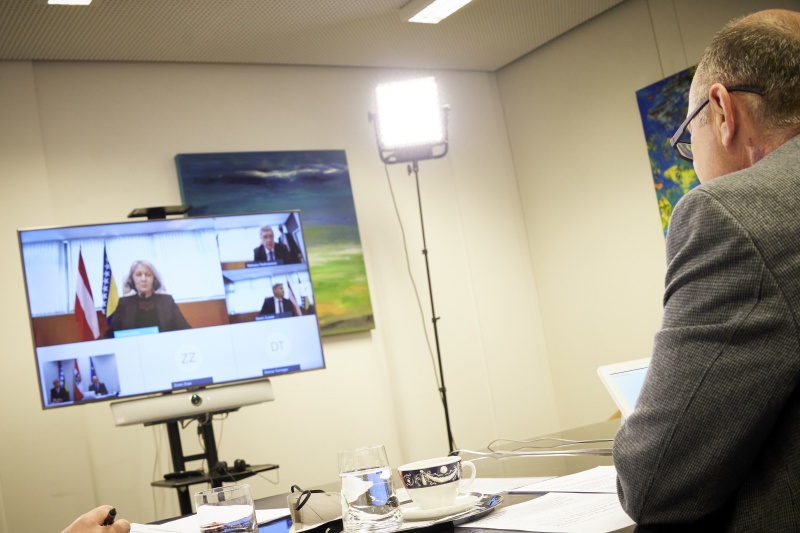 Nationalratspräsident Wolfgang Sobotka (ÖVP) (rechts); Am Monitor Borjana Kristo