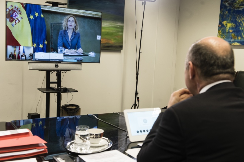 Nationalratspräsident Wolfgang Sobotka (ÖVP). Am Bildschirm: Präsidentin des spanischen Abgeordnetenhauses Meritxell Batet Lamaña