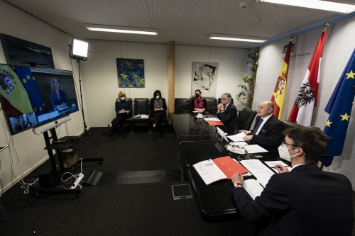 Von links: Nationalratspräsident Wolfgang Sobotka (ÖVP), Parlamentsdirektor Harald Dossi. Am Bildschirm: Präsidentin des spanischen Abgeordnetenhauses Meritxell Batet Lamaña