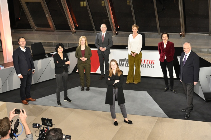 Von links: Nationalratsabgeordneter Hermann Brückl (FPÖ), Bildungspsychologin Christiane Spiel, Nationalratsabgeordnete Eva Maria Holzleitner (SPÖ), Moderator Gerald Gross, Nationalratsabgeordnete Martina Künsberg Sarre (NEOS), Nationalratsabgeordneter Rudolf Taschner (ÖVP)