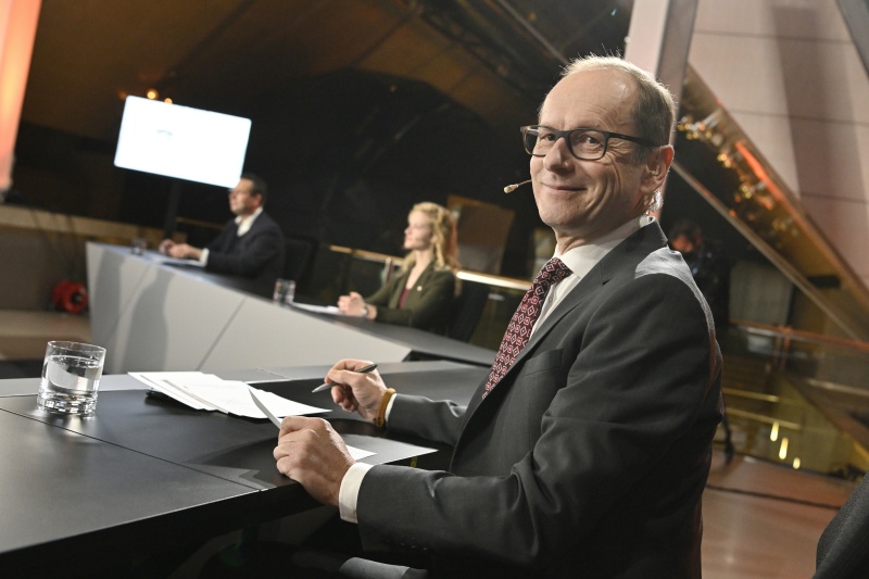 Moderator Gerald Gross