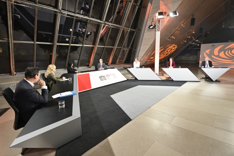 Von links: Nationalratsabgeordneter Hermann Brückl (FPÖ), Nationalratsabgeordnete Eva Maria Holzleitner (SPÖ), Moderator Gerald Gross, Nationalratsabgeordnete Sibylle Hamann (GRÜNE), Nationalratsabgeordnete Martina Künsberg Sarre (NEOS),