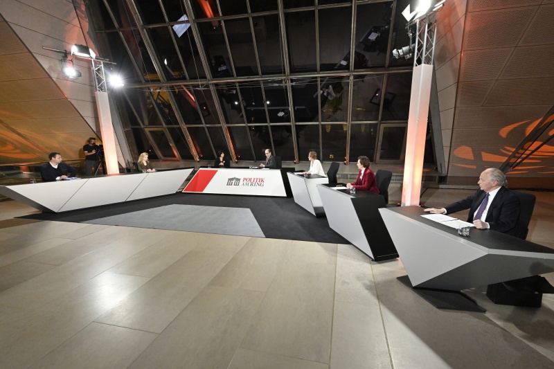 Von links: Nationalratsabgeordneter Hermann Brückl (FPÖ), Nationalratsabgeordnete Eva Maria Holzleitner (SPÖ), Bildungspsychologin Christiane Spiel, Moderator Gerald Gross, Nationalratsabgeordnete Sibylle Hamann (GRÜNE), Nationalratsabgeordnete Martina Künsberg Sarre (NEOS), Nationalratsabgeordneter Rudolf Taschner (ÖVP)