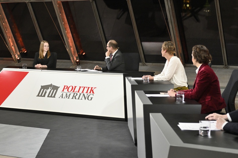 Von links: Bundesschulsprecherin Alexandra Bosek, Moderator Gerald Gross, Nationalratsabgeordnete Sibylle Hamann (GRÜNE), Nationalratsabgeordnete Martina Künsberg Sarre (NEOS)