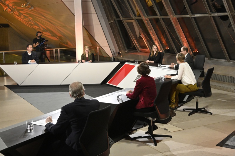 Von links: Nationalratsabgeordneter Hermann Brückl (FPÖ), Nationalratsabgeordnete Eva Maria Holzleitner (SPÖ), Bundesschulsprecherin Alexandra Bosek, Moderator Gerald Gross, Nationalratsabgeordnete Sibylle Hamann (GRÜNE), Nationalratsabgeordnete Martina Künsberg Sarre (NEOS), Nationalratsabgeordneter Rudolf Taschner (ÖVP)