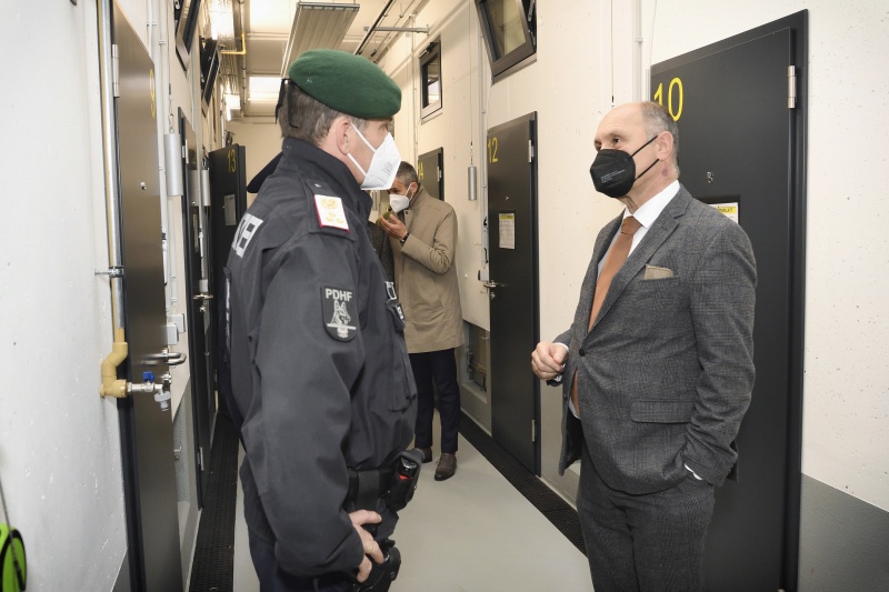 Nationalratspräsident Wolfgang Sobotka (ÖVP) beim Besuch der Polizei-Diensthundeeinheit in Strebersdorf