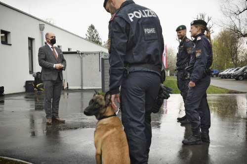 Nationalratspräsident Wolfgang Sobotka (ÖVP) beim Besuch der Polizei-Diensthundeeinheit in Strebersdorf