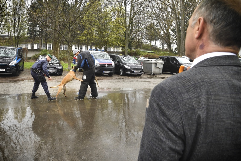 Nationalratspräsident Wolfgang Sobotka (ÖVP) beim Besuch der Polizei-Diensthundeeinheit in Strebersdorf