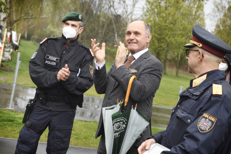 Nationalratspräsident Wolfgang Sobotka (ÖVP) beim Besuch der Polizei-Diensthundeeinheit in Strebersdorf