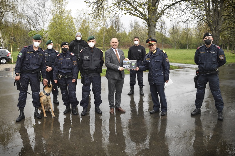 Nationalratspräsident Wolfgang Sobotka (ÖVP) beim Besuch der Polizei-Diensthundeeinheit in Strebersdorf