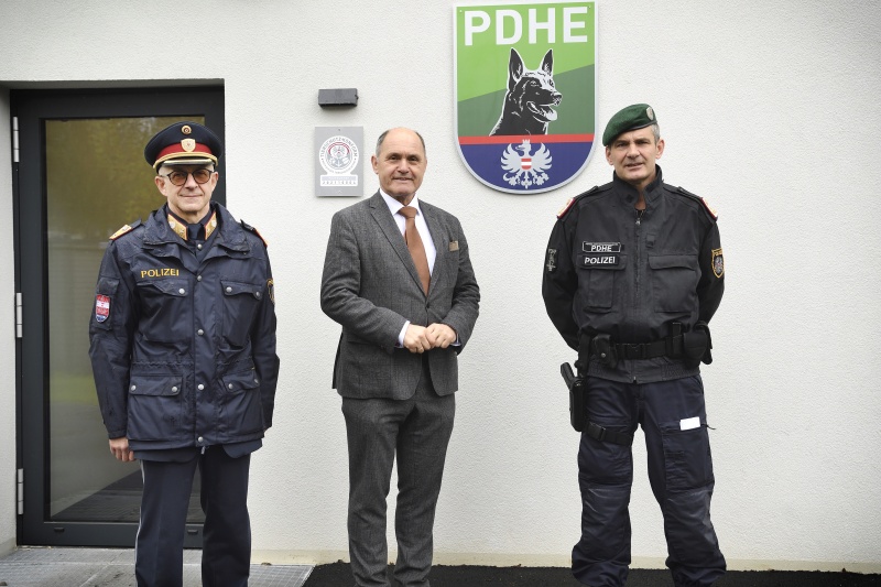 Nationalratspräsident Wolfgang Sobotka (ÖVP) beim Besuch der Polizei-Diensthundeeinheit in Strebersdorf