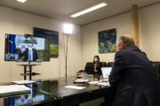 Nationalratspräsident Wolfgang Sobotka (ÖVP). Am Bildschirm: Rumänischer Parlamentspräsident Ludovic Orban