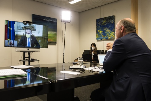 Nationalratspräsident Wolfgang Sobotka (ÖVP). Am Bildschirm: Rumänischer Parlamentspräsident Ludovic Orban