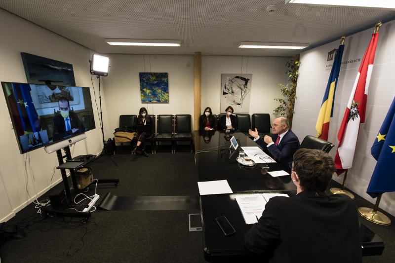 Nationalratspräsident Wolfgang Sobotka (ÖVP). Am Bildschirm: Rumänischer Parlamentspräsident Ludovic Orban