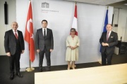 Von links: türkischer Botschafter Ozan Ceyhun, Obmann der BPG Muhammed Fatih Toprak, Nationalratspräsident Wolfgang Sobotka (ÖVP), Nationalratsabgeordnete Nurten Yilmaz (SPÖ)