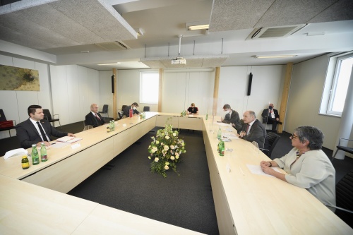 Von links: Obmann der BPG Muhammed Fatih Toprak, türkischer Botschafter Ozan Ceyhun, Nationalratspräsident Wolfgang Sobotka (ÖVP), Nationalratsabgeordnete Nurten Yilmaz (SPÖ)