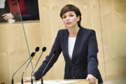 Am Rednerpult: Klubobfra Pamela Rendi-Wagner (SPÖ)