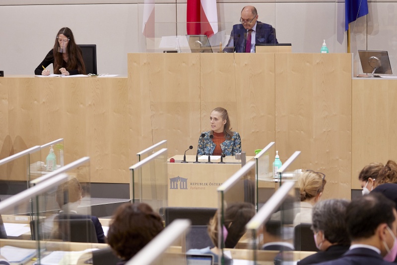 Am Rednerpult Nationalratsabgeordnete Kira Grünberg (ÖVP)