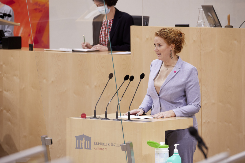 Am Rednerpult Nationalratsabgeordnete Fiona Fiedler (NEOS)