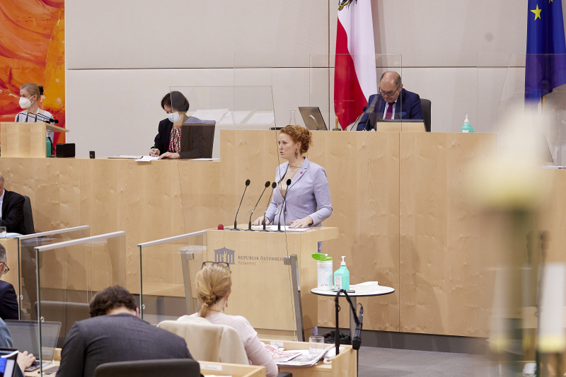 Am Rednerpult Nationalratsabgeordnete Fiona Fiedler (NEOS)