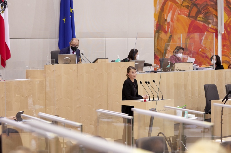 Am Rednerpult Nationalratsabgeordnete Heike Grebien (GRÜNE)