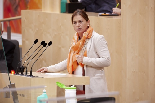 Am Rednerpult Nationalratsabgeordnete Bettina Zopf (ÖVP)