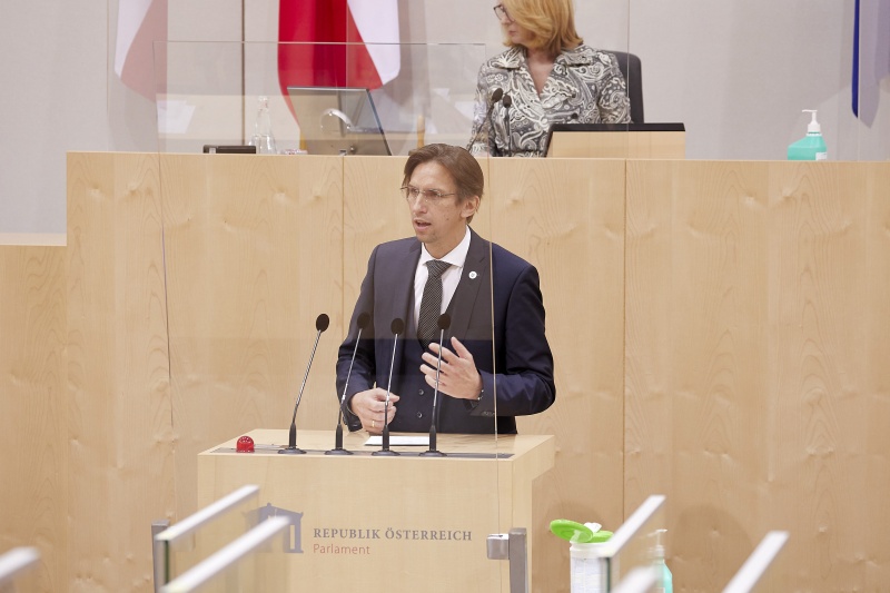 Am Rednerpult Nationalratsabgeordneter Joachim Schnabel (ÖVP)