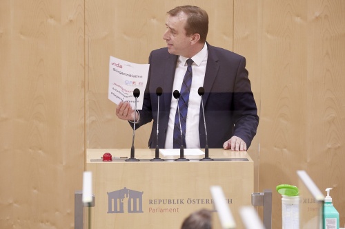 Am Rednerpult Nationalratsabgeordneter Christian Drobits (SPÖ) mit Tafel
