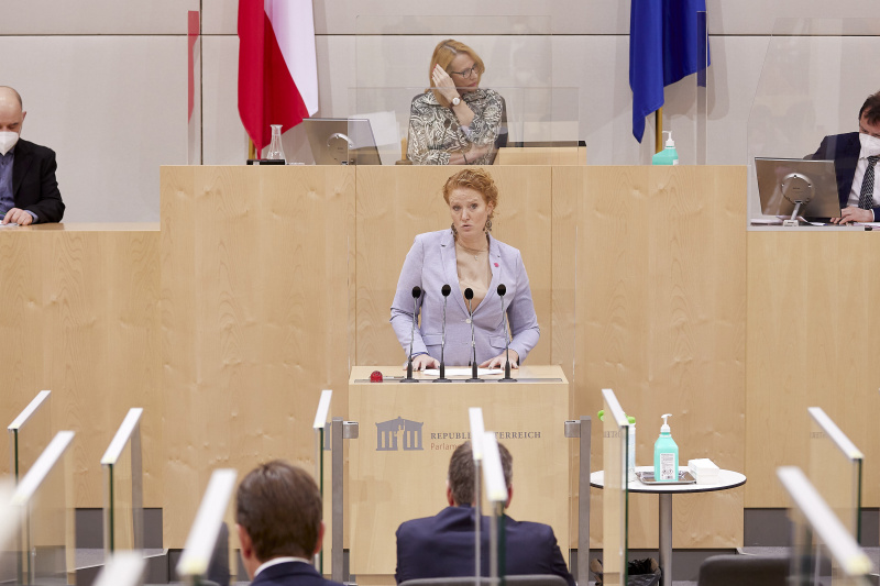 Am Rednerpult Nationalratsabgeordnete Fiona Fiedler (NEOS)