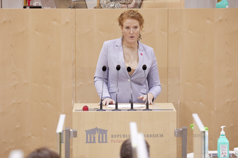 Am Rednerpult Nationalratsabgeordnete Fiona Fiedler (NEOS)