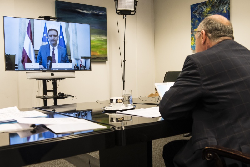 Nationalratspräsident Wolfgang Sobotka (ÖVP) bei Videokonferenz mit Kosovarischem Parlamentspräsidenten Glauk Konjufca. Am Bildschirm: Kosovarischer Parlamentspräsident Glauk Konjufca