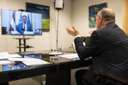 Nationalratspräsident Wolfgang Sobotka (ÖVP) bei Videokonferenz mit Kosovarischem Parlamentspräsidenten Glauk Konjufca. Am Bildschirm: Kosovarischer Parlamentspräsident Glauk Konjufca