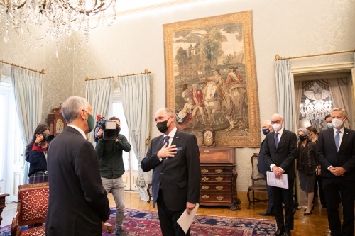 Von links: Portugiesischer Staatspräsident Marcelo Rebelo de Sousa begrüßt Nationalratspräsident Wolfgang Sobotka (ÖVP)