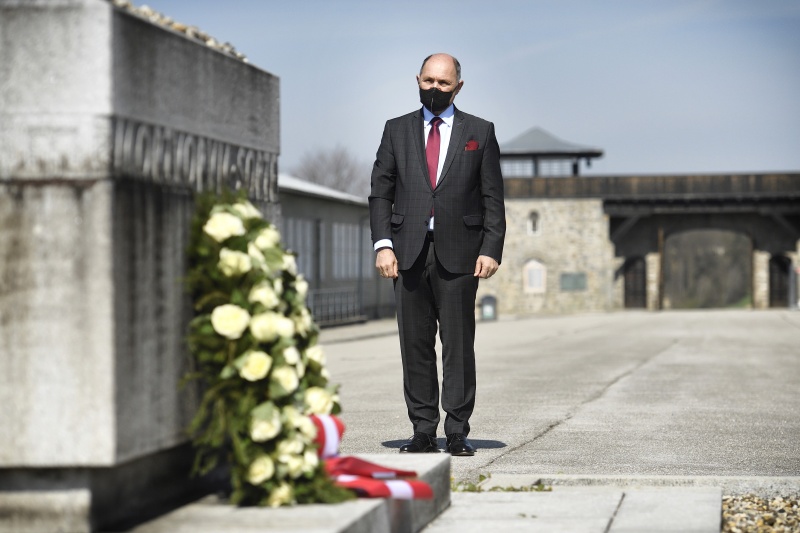 Nationalratspräsident Wolfgang Sobotka (ÖVP) bei der Kranzniederlegung
